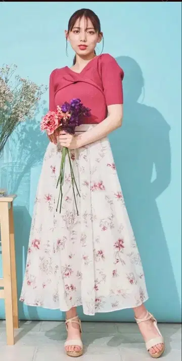 미사용 새상품 노엘라 페인트 플라워 스커트 양류 플레어 스커트 꽃무늬