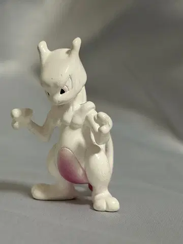 뮤츠 피규어 화이트