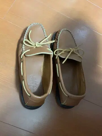 미네통카 브라운 가죽 모카신