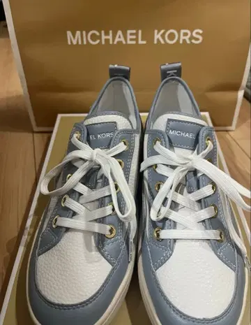 MICHAEL KORS 라이트 블루 스니커즈