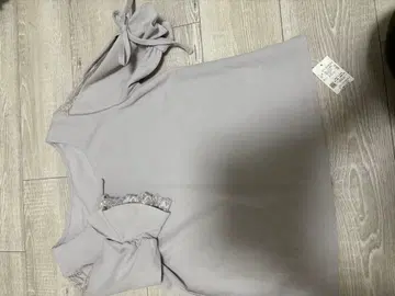 리본 포함 그레이 반팔 셔츠 M