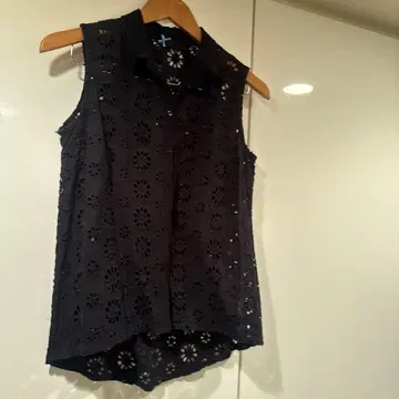 새상품급 코튼 블랙 레이스 카라 부착 슬리브리스 셔츠