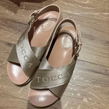 TOCCA 베이지 슬링백 샌들
