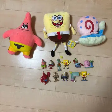 스펀지밥 피규어와 봉제 인형 세트