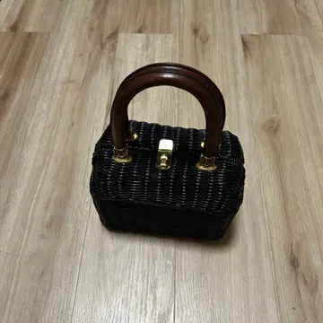 블랙 가죽 핸들이 달린 바스켓백