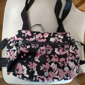 Kipling 꽃무늬 숄더백 고릴라 참 포함