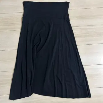 쓰리닷츠 블랙 플레어 스커트