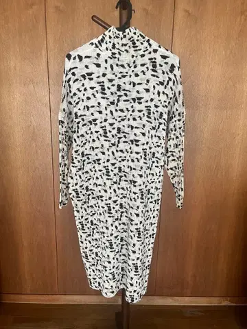 스페치오! 애니멀 무늬 슬리브리스 롱 원피스