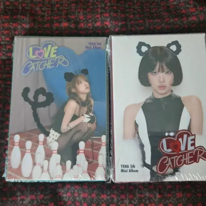 Choi Yena Smiley Behind Book sealed Yena smiley behind book