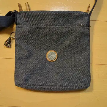 Kipling 데님 숄더백 참 포함