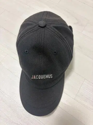 JACQUEMUS 다크 그레이 야구 모자