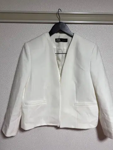 ZARA 테일러드 자켓 EU 34. 흰 옷