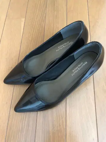 뷰티&유스 유나이티드 애로우즈 에나멜 펌프스 블랙