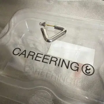 careering 캐리어링 트라이앵글 귀걸이