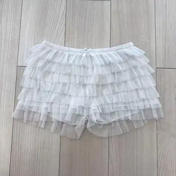 화이트 프릴 반바지