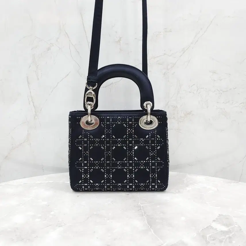 디올 레이디 미니백 블랙 새틴 M0500PRTC 사진 3