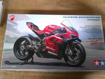 타미야 1/12 두카티 슈퍼레제라 V4 with racing