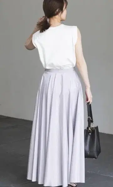 NOBLE 실키 타프타 플레어 스커트