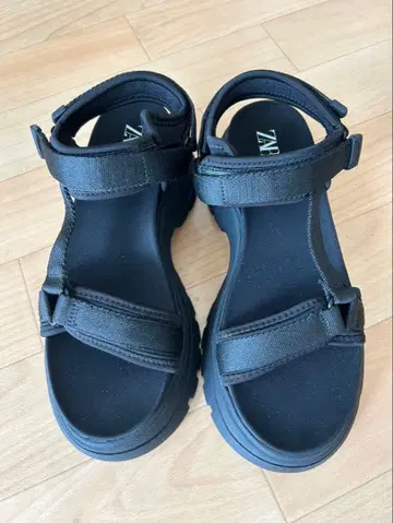 ZARA 스포티 샌들 블랙