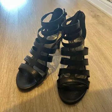 Stuart Weitzman 글래디에이터 스트랩 힐 샌들 24.5
