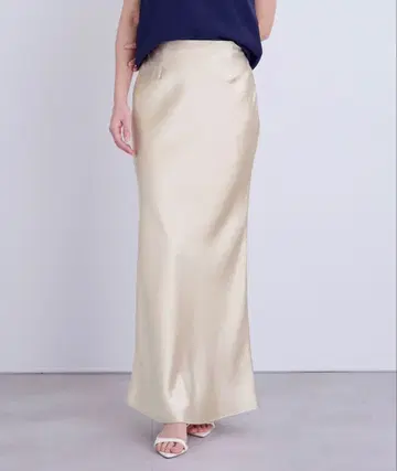 크림색 새틴 롱 스커트