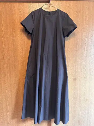 저널 스탠다드 반팔 롱 원피스 백지퍼 A라인 블랙