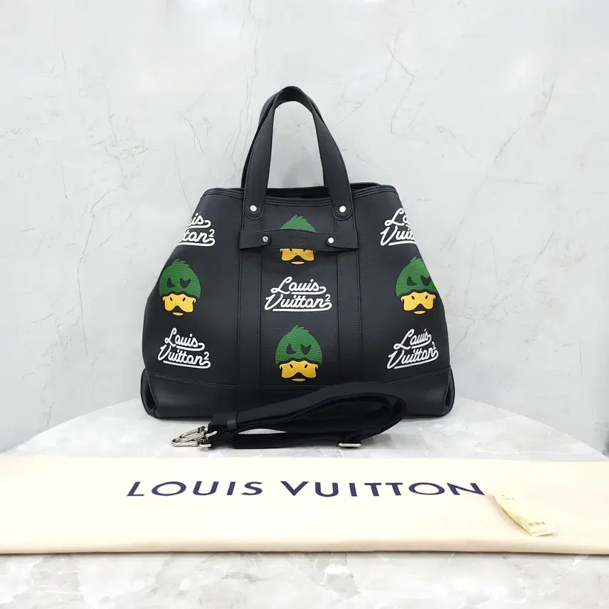 루이비통 X 니고 한정판 LV 저니 레더 토트백 사진 8