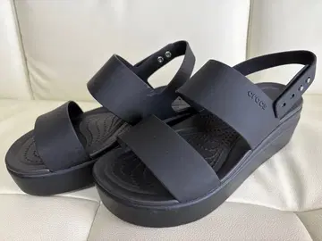 CROCS 브루클린 로우 웨지 샌들 W7(23.0cm)