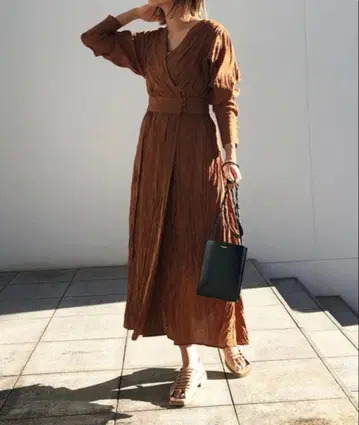 AMERI 아메리 CACHE COEUR DRESS