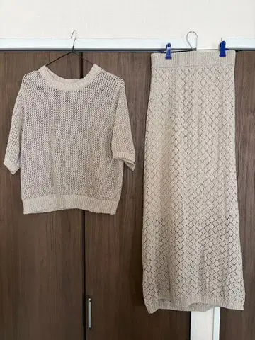 beams 베이지 라메 니트 셋업 스커트