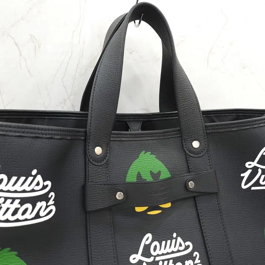 루이비통 X 니고 한정판 LV 저니 레더 토트백 사진 5