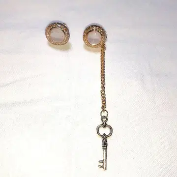 골드 체인 열쇠 참 포함 레진 귀걸이