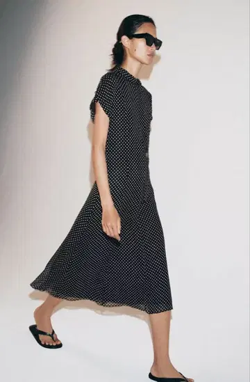 [새상품] 도트 미디 원피스 zara