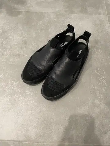 ISSEY MIYAKE MEN x SPINGLE MOVE 가죽 샌들