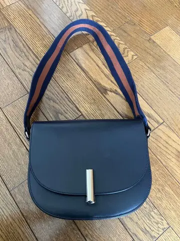 A.P.C. 네이비 숄더백 하프문?