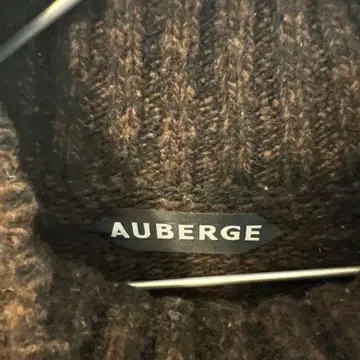 AUBERGE 네스트 다크 브라운 터틀넥 스웨터