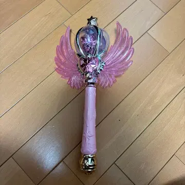 천사의 날개가 달린 핑크색 지팡이 모양 완구