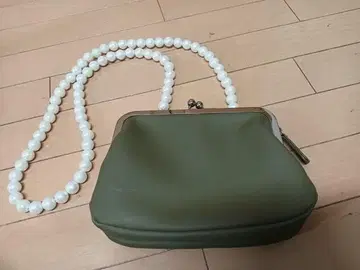 1회 사용 극미품 카키색 가마구치 백 스트랩 없음