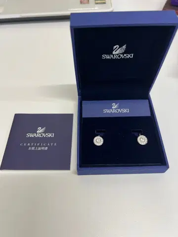 SWAROVSKI 크리스탈 라운드형 귀찌