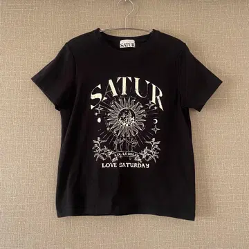 SATUR 그래픽 T셔츠 블랙