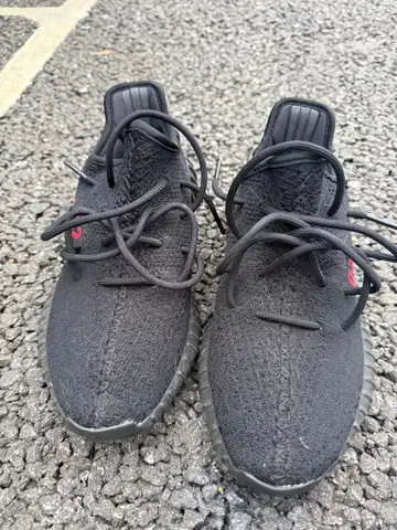Yeezy Boost 350 V2 블랙 레드 자수