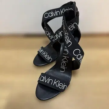 Calvin Klein 블랙 스트랩 샌들 23.5cm