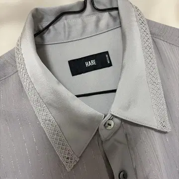 [최종 가격 인하] HARE 라메 핀스트라이프 셔츠 레이스 절개 그레이