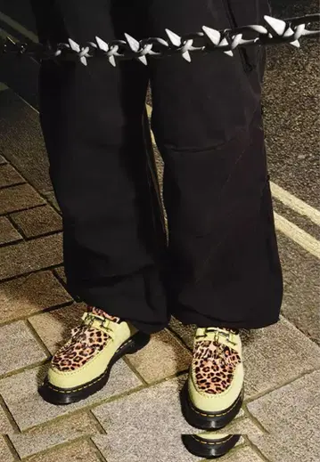 닥터마틴 에이드리안 본 스내플 스웨이드 로퍼