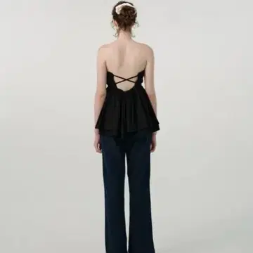 【新品】The barnnet Crepe Peplum Sleeveless Peplum Sleeveless Crepe Top with Flared Hem | C-THROU