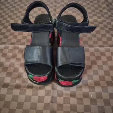 요스케 딸기 샌들