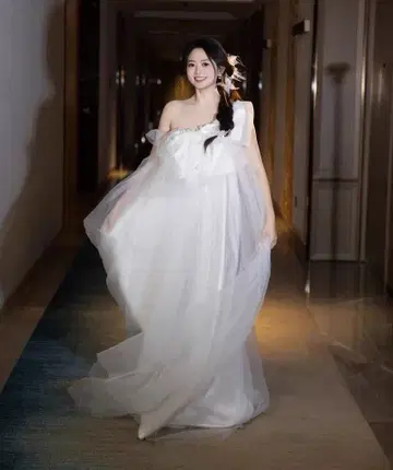 오프숄더 화이트 웨딩 드레스