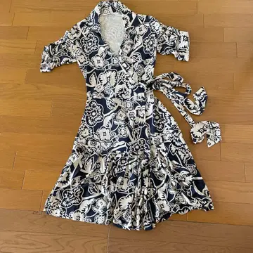 DIANE von FURSTENBERG 네이비 흰 꽃 패턴 카슈쿨 드레스