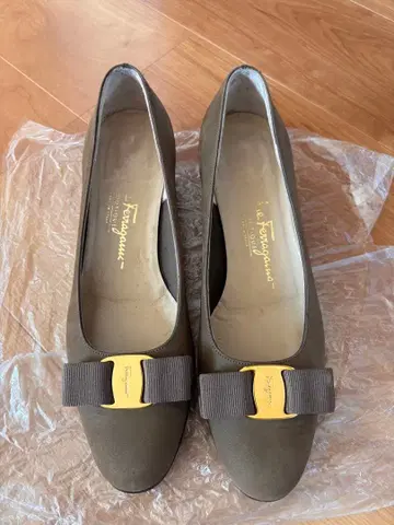 Ferragamo 올리브 그린 리본 펌프스