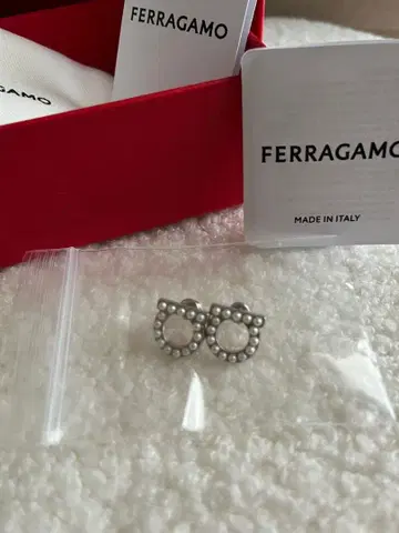 FERRAGAMO 펄톤 귀걸이 빨간색 박스 포함